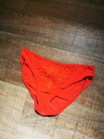 Roter Damenslip mit Spitze, Grösse M