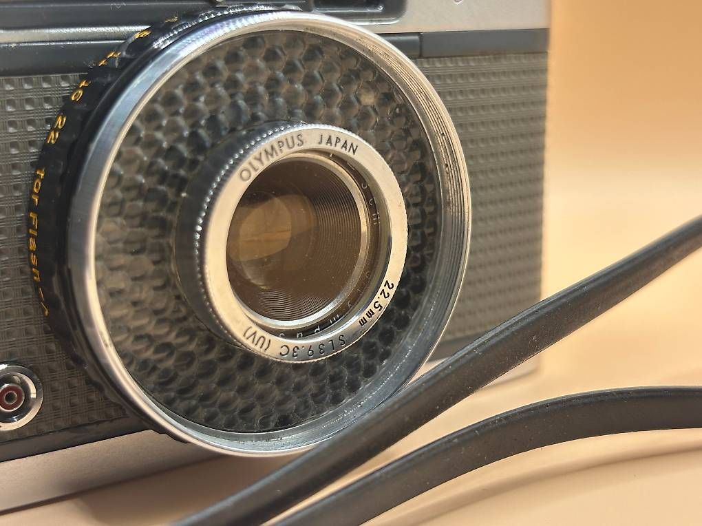 Olympus Fotocamera: Olympus PEN EE Halbformatkamera – Usato da Merenschwand venduto da Sbj 3