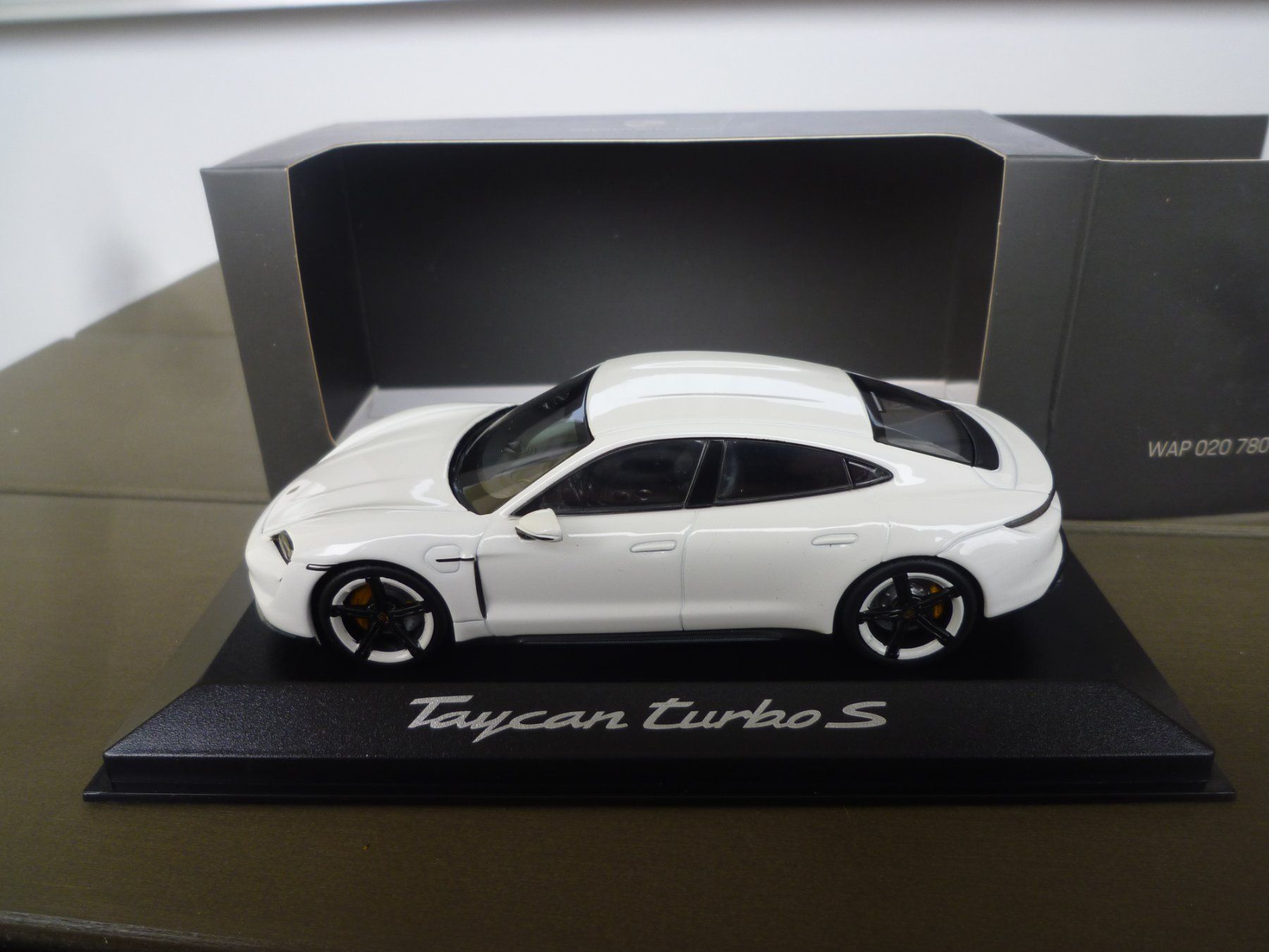 Porsche Modellini d'auto: Porsche Taycan Turbo S – Nuovo e nell'imballaggio originale da Flawil venduto da Imperiosud 4