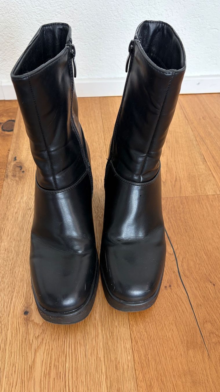 Damenschuhe: Stiefel in schwarz Gr. 39 – Gebraucht aus Volketswil von Irkasha 5