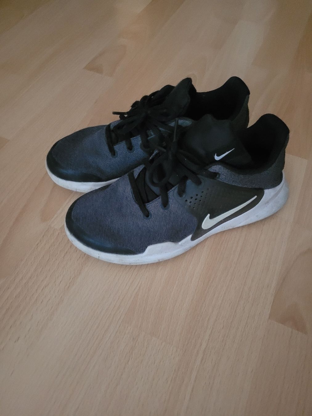 Nike Damenschuhe: Schuhe Nike gr. 37.5 – Gebraucht aus Inwil von Flower2325