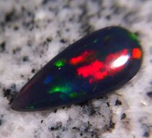 3,4 Karat farbfunkelnde Welo-Opal fein geschliffen