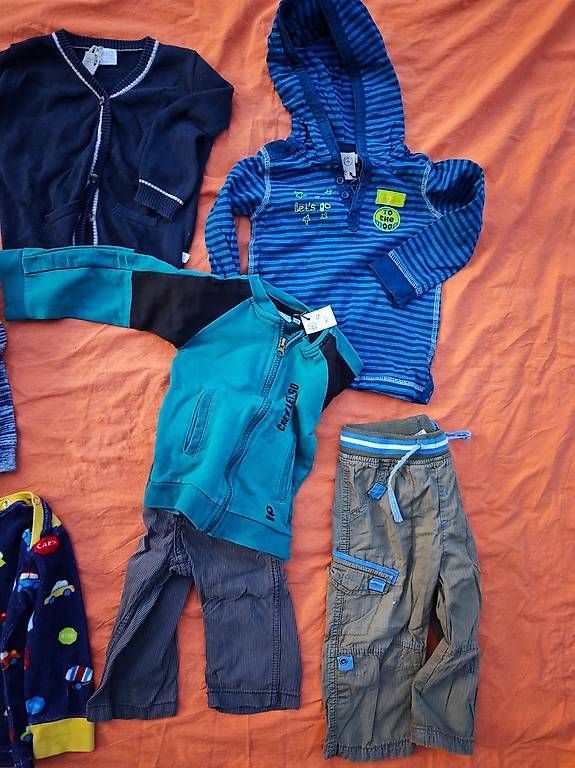Lotti & Set di vestiti: Gr. 80/86 - 14 teiliges Kleiderpaket – Usato da Rueras venduto da fscw 1