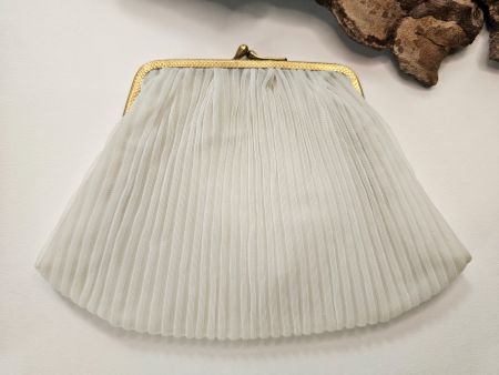 Clutch in weiss Netzstoff Falten mit goldfarbenem ...