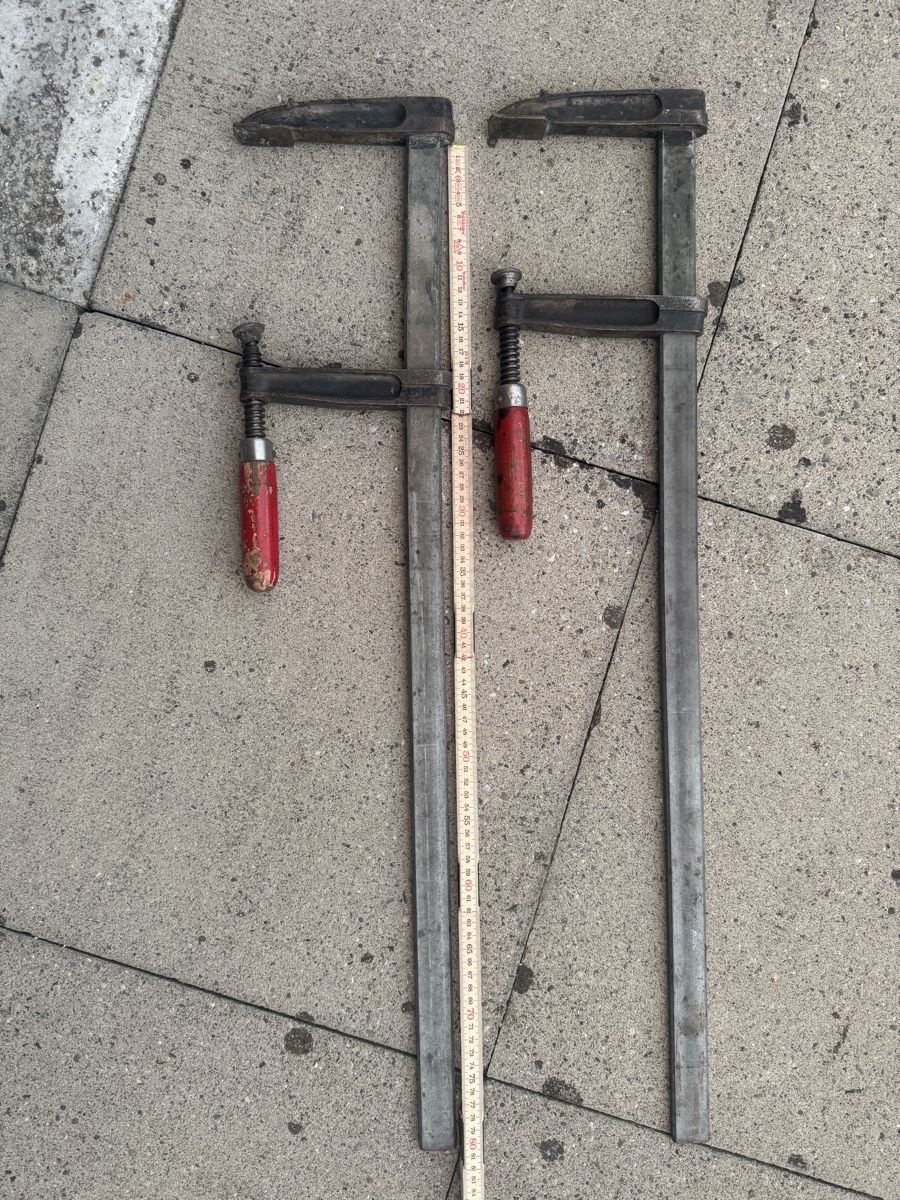 Tous les outils: Zwei Schraubzwingen 80 cm – D'occasion à Müllheim Dorf par Hoernlimann