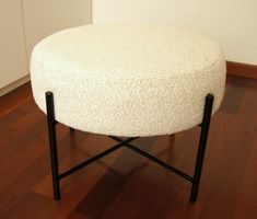 Hocker rund beige mit schwarzem Metallgestell neu