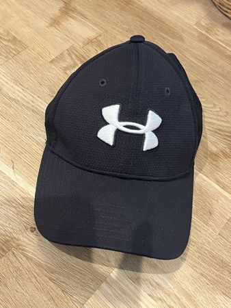 Cap Under Armour black size MD/LG good condition