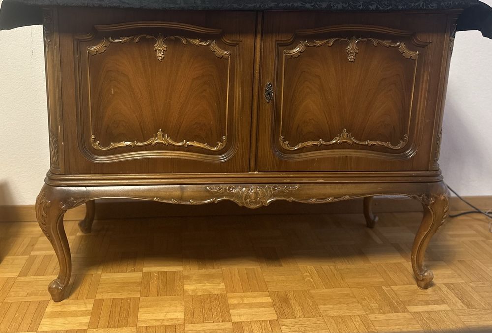 Commodes: Antiker Holzschrank Kommode Sideboard mit Schnitzereien – D'occasion à Domat/Ems par Ma_ria