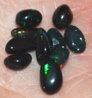 Mineralien Set L-7423 – 10 Äthiopischer Schwarzer Opal 3-7mm