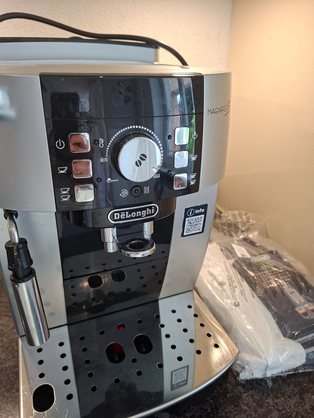 De'Longhi Macchine per caffè & Macchine per espresso: DeLonghi MagnificaS Kaffeevollautomat silber – Usato da Olten venduto da Mezopotamya