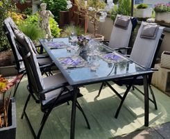 Auf was warten? Gartentisch mit Glasplatte und 6 Klappstühle