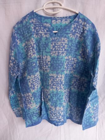Pull léger à motifs bleus et blancs Taille M