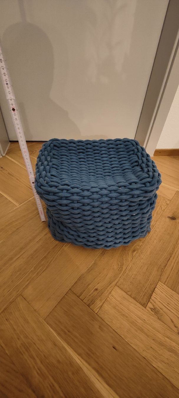 Lana: Stylish blue knitted pouf – Usato da Aarwangen venduto da Sirnick 2