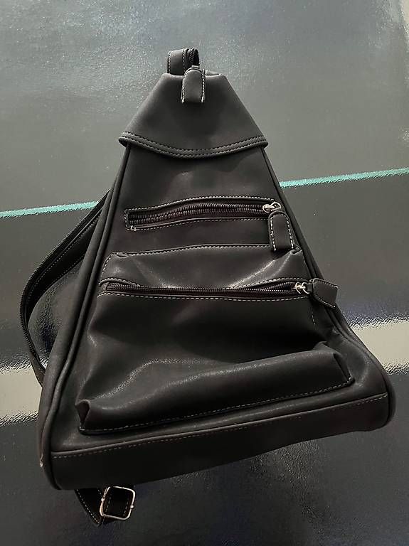 Zaini: Eleganter Kunstleder Rucksack in Anthrazit – Usato da Allschwil venduto da Hesch13