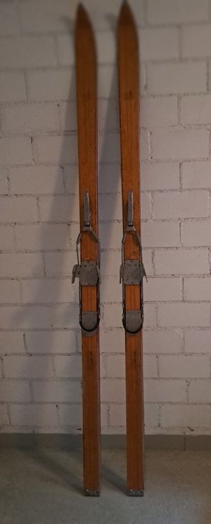 Anciens Skis En Bois Avec Fixation - Antiquité Rare, Parfaits Pour La Déco Vintage Ou Collection