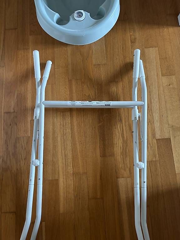 Vasche da bagno: Baignoire bébé avec pied et thermomètre intégré – Usato da La Tour-de-Peilz venduto da johnowen9
