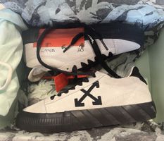 Off-White Sneaker Gr. 38 – Veloursleder – Original mit Zip T