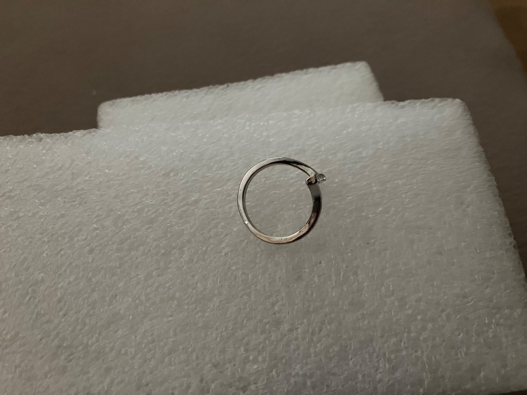 Ringe: Eleganter, modischer Ring, silberfarben mit synth. Steinchen – Neu (gemäss Beschreibung) aus Affoltern am Albis von Dlotti 4