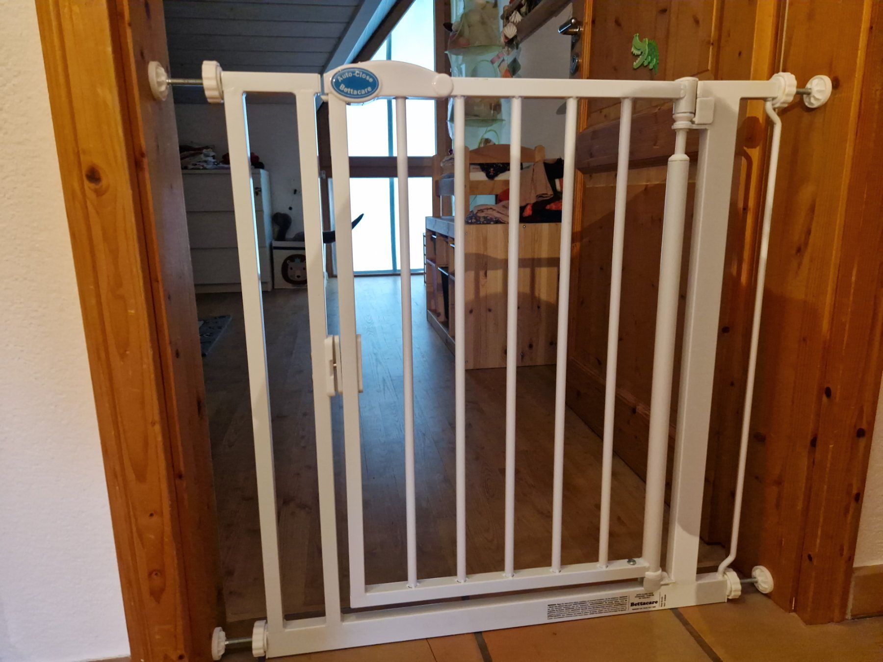 Sicherheit: Türschutzgitter Bettacare Auto-Close 75-82cm – Gebraucht aus Pratteln von Rookie