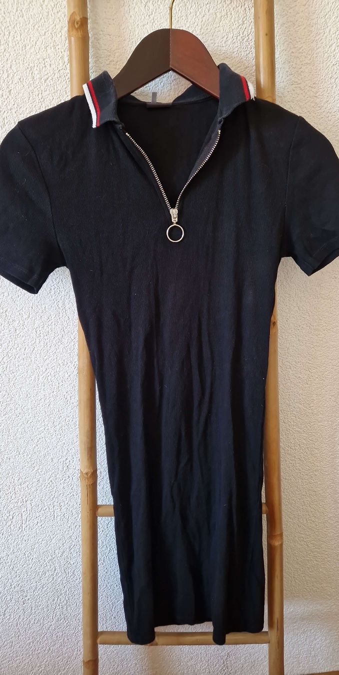 Kleider: Robe noire avec fermeture éclair et col style polo taille M – Gebraucht aus Montana von cla_p9mg