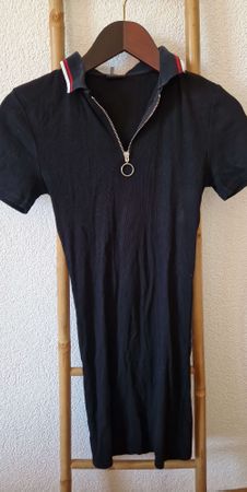 Robe noire avec fermeture éclair et col style polo taille M