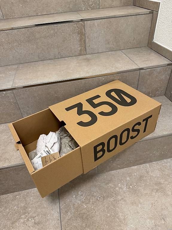 Scarpe da uomo: Original leere Yeezy 350 V2 Schuhbox – Usato da Schübelbach venduto da Rahnmont 2