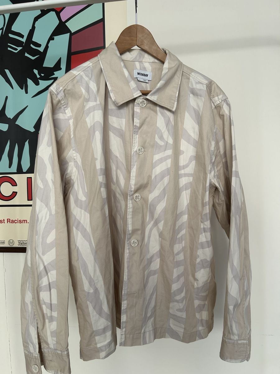 Weekday Camicie: Weekday Beige Zebra Print Overshirt - Size Large – Usato da Zürich venduto da fan_z5fl