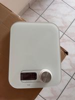 Weiße digitale Küchenwaage mit eigener Stromversorgung