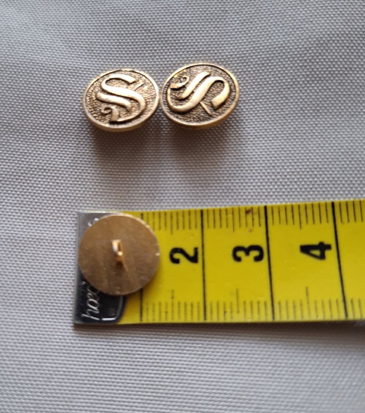 Bottoni: 3 Knöpfe im Monogramm- Style – Usato da Dietikon venduto da Hirschkopf 3