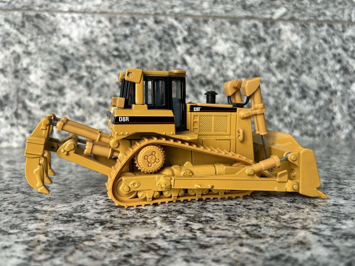 Caterpillar Kit di modellismo & Modellini statici: Caterpillar D8R , 1:50 , Norscot – Usato da Horw venduto da Tigercat635 2