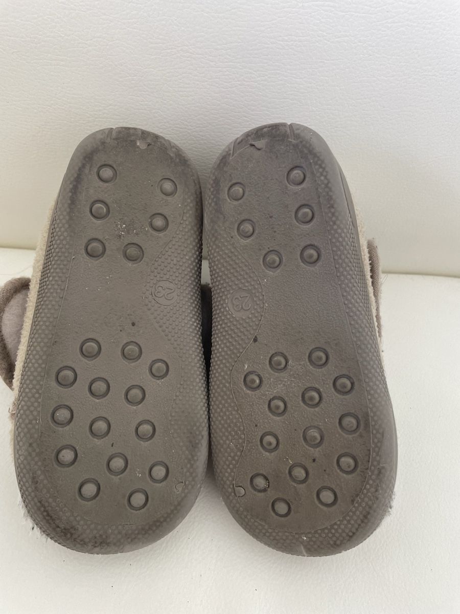 Scarpe per ragazzi: Kinder Hausschuhe Gr 23 – Usato da Rüti ZH venduto da kar_xx9l 1