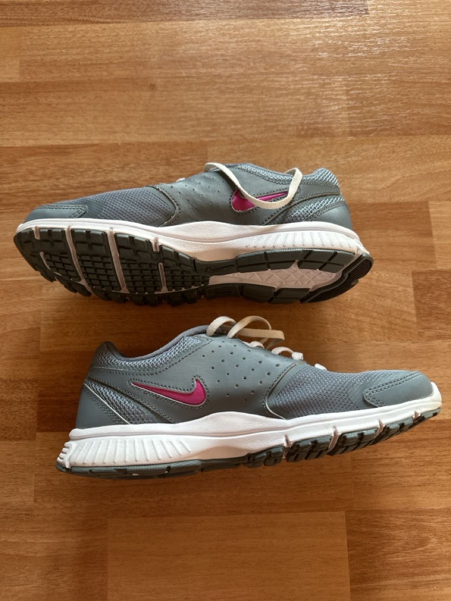 Nike Scarpe da donna: Schuhe Nike Grösse 37.5, Grau/Pink – Usato da Wald AR venduto da sar_x867 2