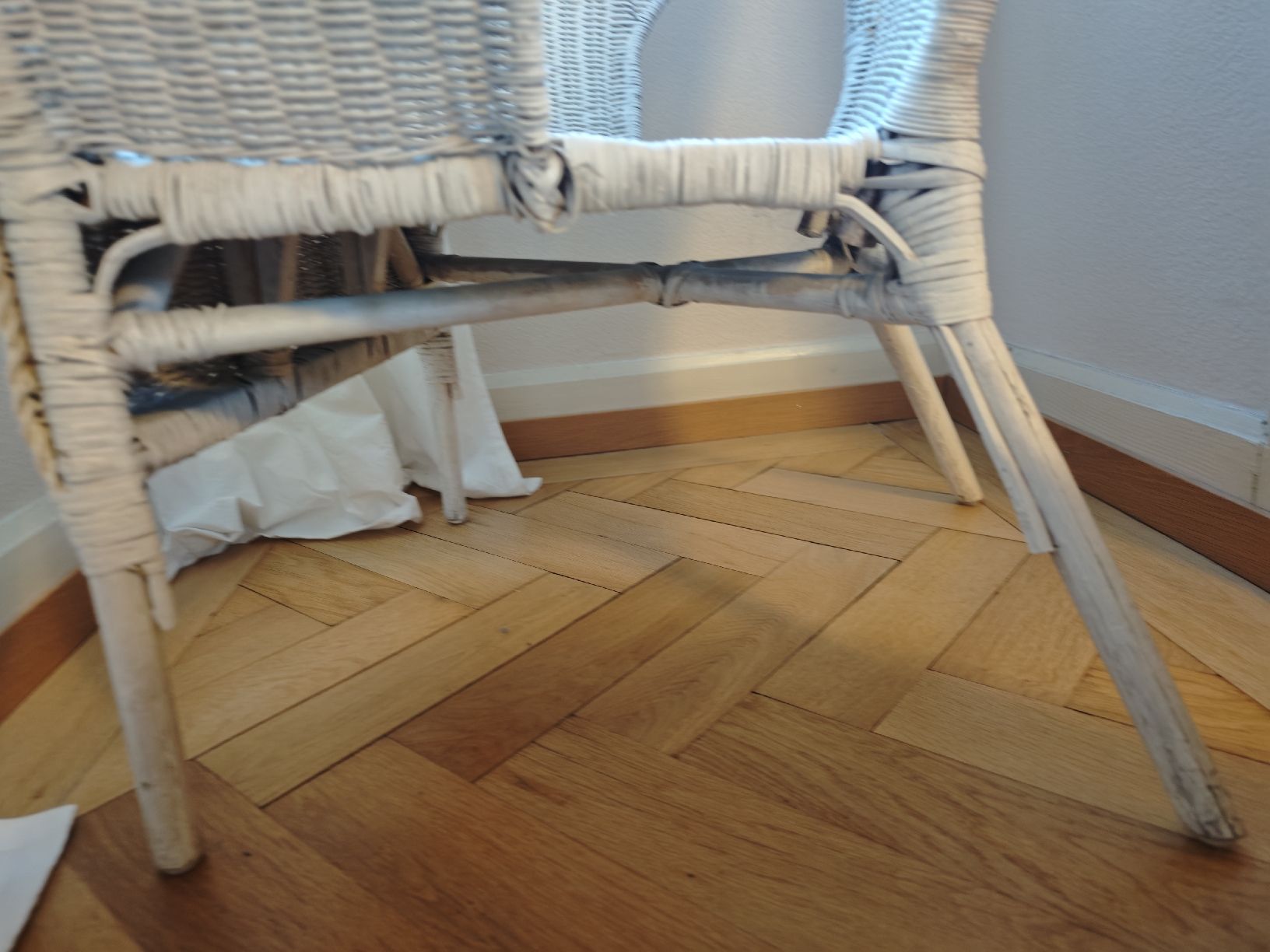 Poltrone: Gemütlicher Rattansessel, weiss – Usato da Zürich venduto da mallova 2