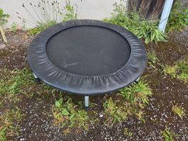 schwarzes Kindertrampolin