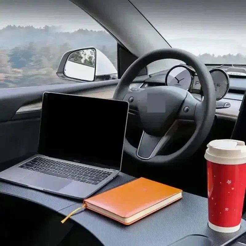Scrivanie: Arbeitstisch Tesla Model 3/Y Carbonoptik – Nuovo e nell'imballaggio originale da Dietikon venduto da e-car-shop.schweiz 1
