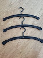 3 Schwarze Kleiderbügel mit Haken