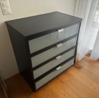 Kommode mit vier Schubladen