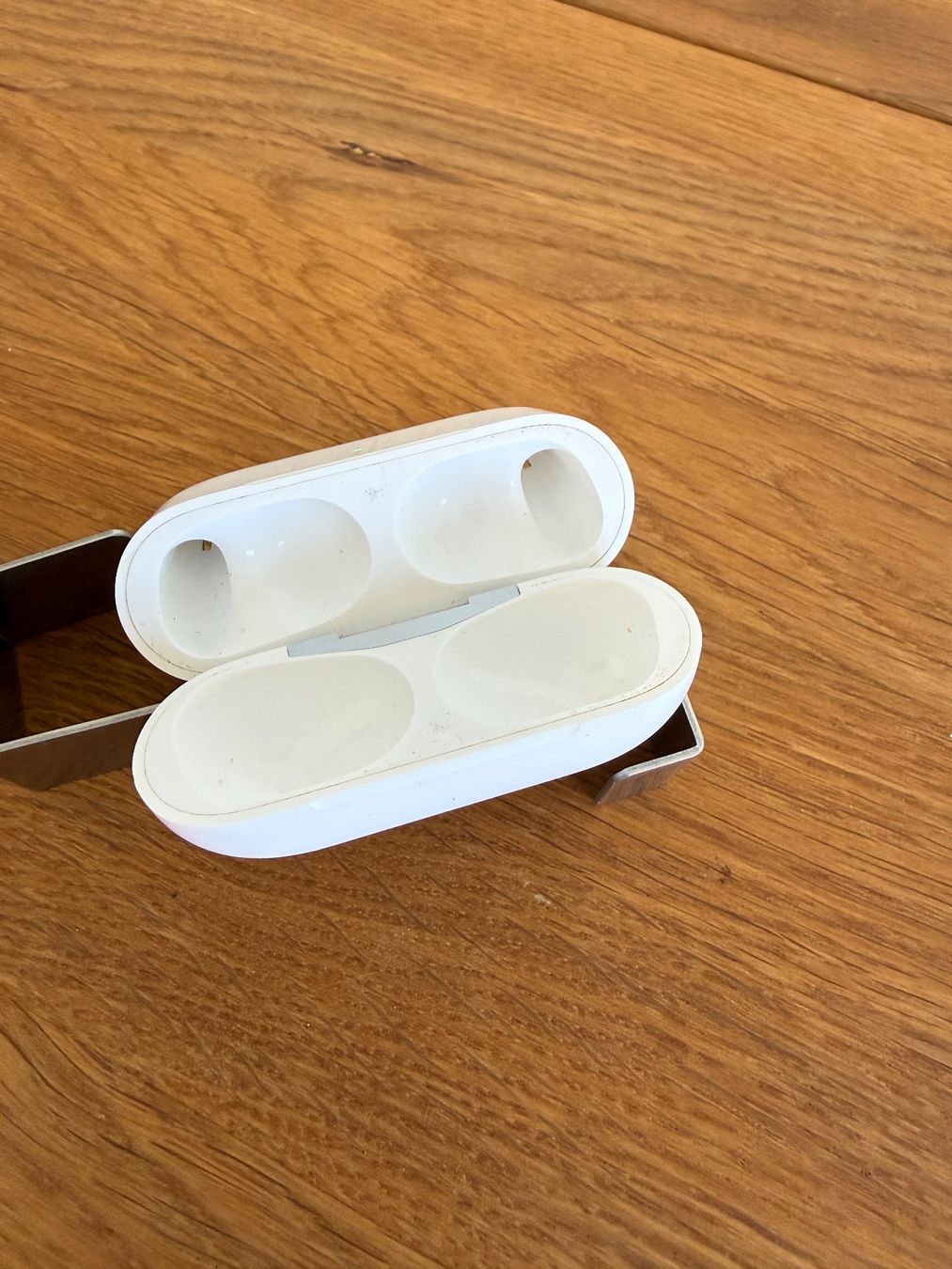 Apple Cuffie: APPLE AirPods Pro 2 Charging Case – Usato da Lausanne venduto da Nine1982 2