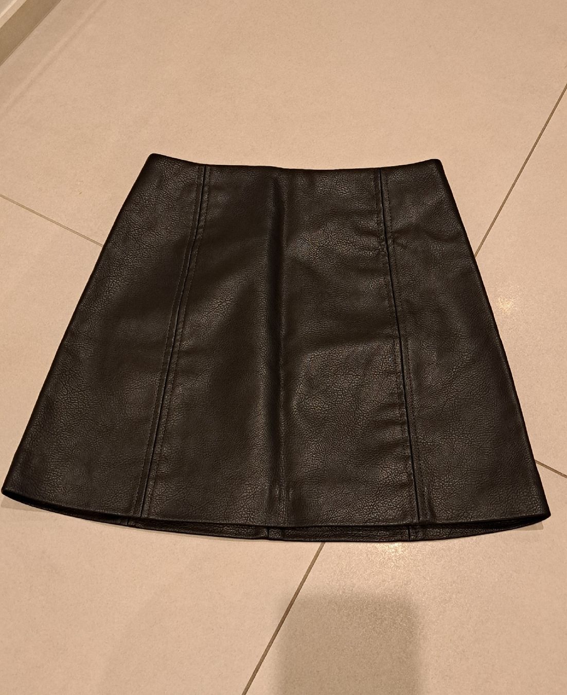 H&M Gonne: Schwarzer H&M Minirock in Lederoptik, Gr. 34 – Nuovo (secondo la descrizione) da Euthal venduto da mel_ts8t