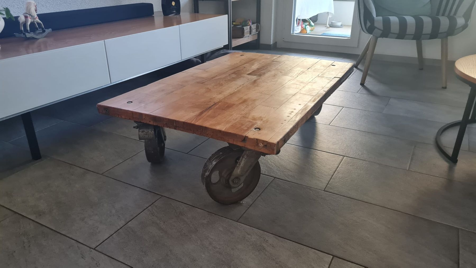 Tavoli: Rustikaler Couchtisch auf Rollen Industrial Design – Usato da Winterthur venduto da sandi99 2