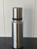 YETI Rambler 1 Liter Trinkflasche Edelstahl isoliert neuwert