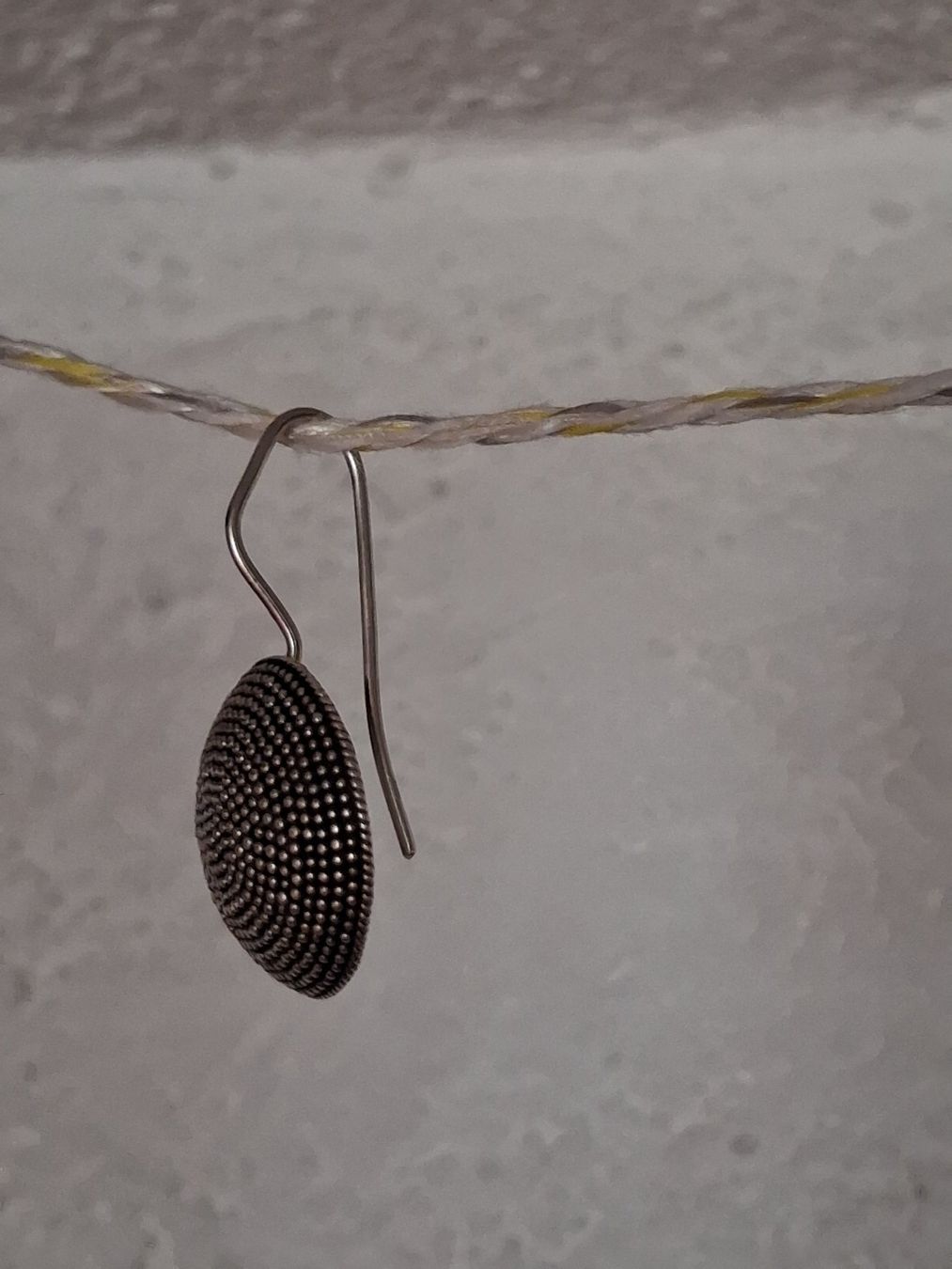 Ohrringe & -stecker: Einzelner Ohrhänger Kugelförmig mit Punktmuster, 925 Silber – Neu (gemäss Beschreibung) aus Wald ZH von e8e 5
