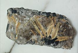 Sole di Rutilo su Cristalli Tabulari di Ematite in Quarzo