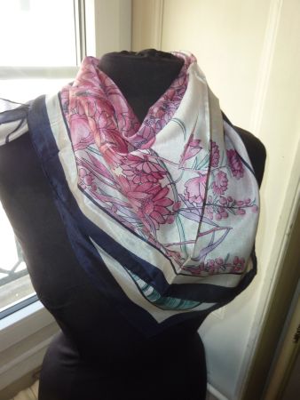 foulard motif fleurs en soie pour femme