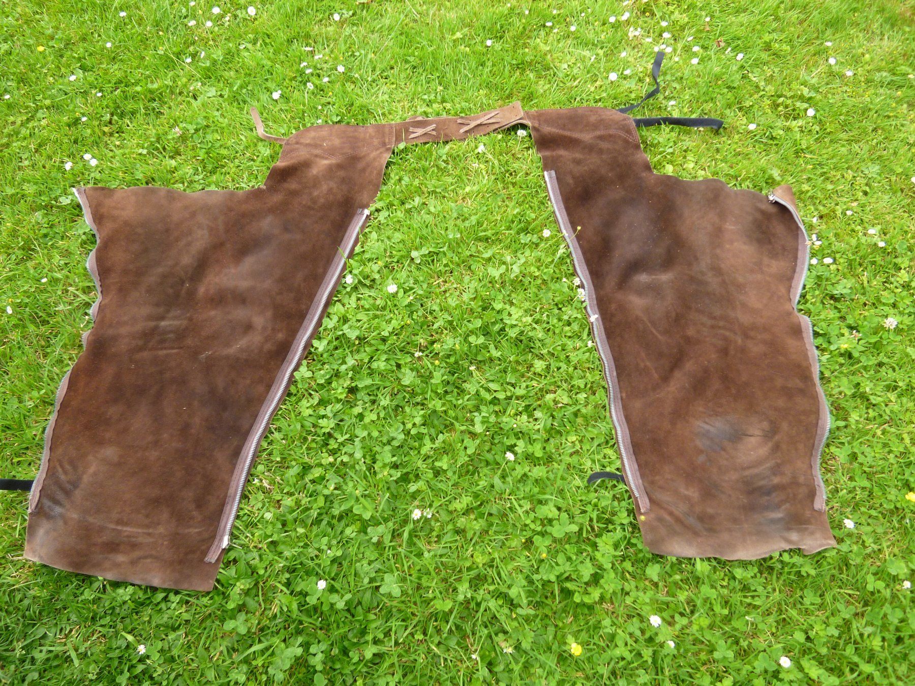 Pantaloni: braune Western-Chaps aus Wildleder – Usato da Dättlikon venduto da Mamakuga 4