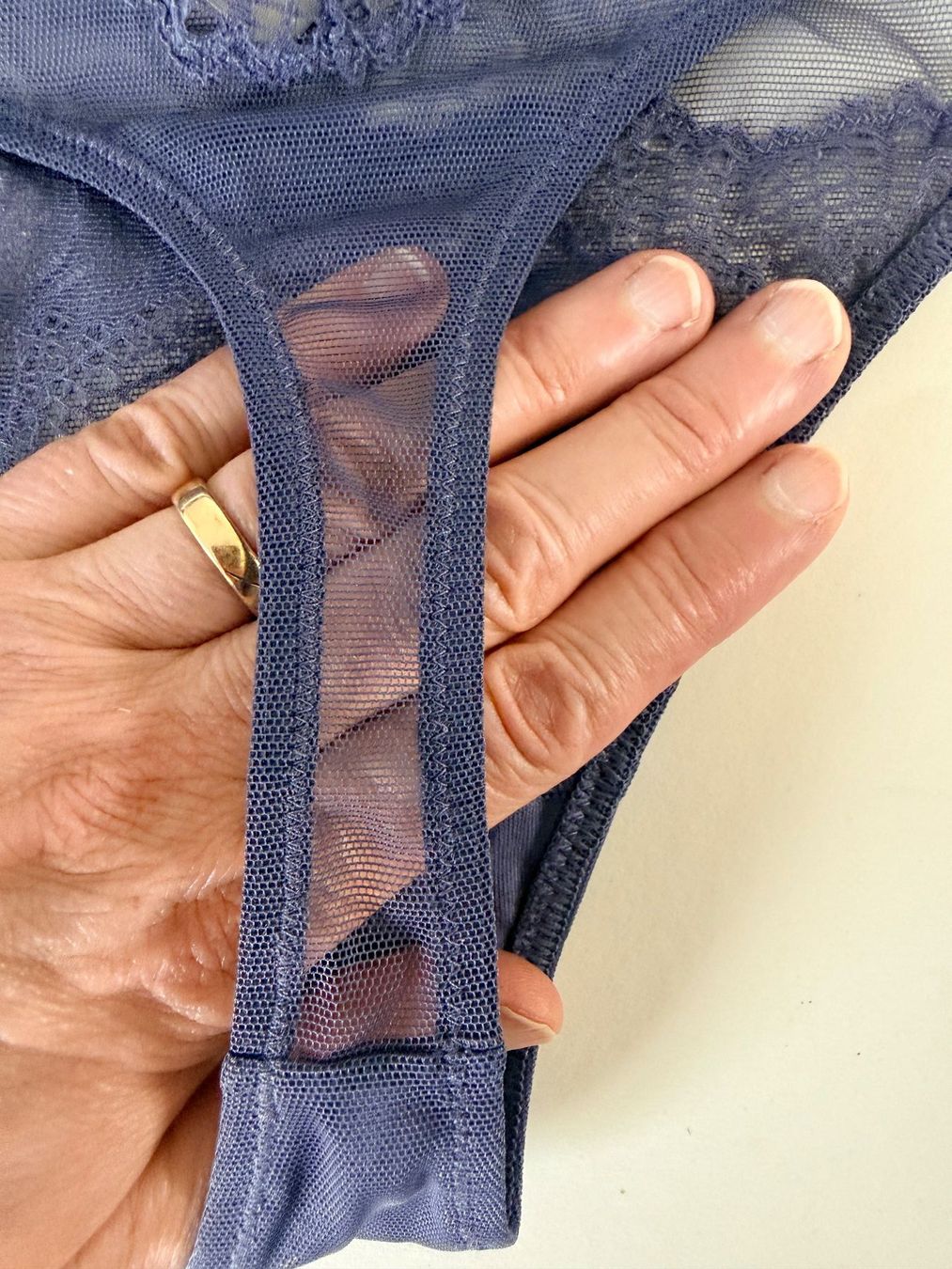 Triumph Sonstige Unterwäsche: TRIUMPH, String LACE SPOTLIGHT, Grösse 40, Farbe Lila – Neu und originalverpackt aus Rudolfstetten von gst_g7xl 4