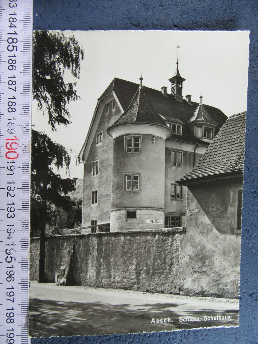 Cartoline postali: AESCH BL AK SCHLOSS-SCHULHAUS 1939 – Usato da Ettingen venduto da Hausi4711