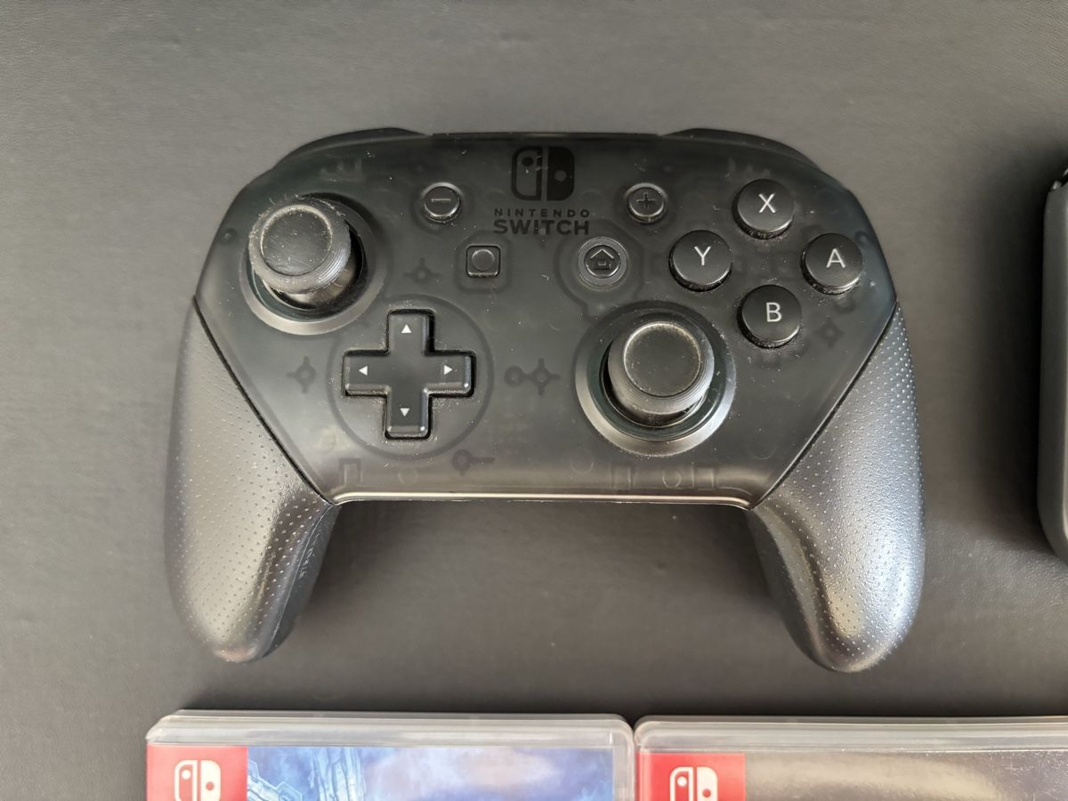 Nintendo Console: Nintendo Switch mit diversen Spielen und zwei pro Controller – Usato da Ipsach venduto da seb_2p9q 1