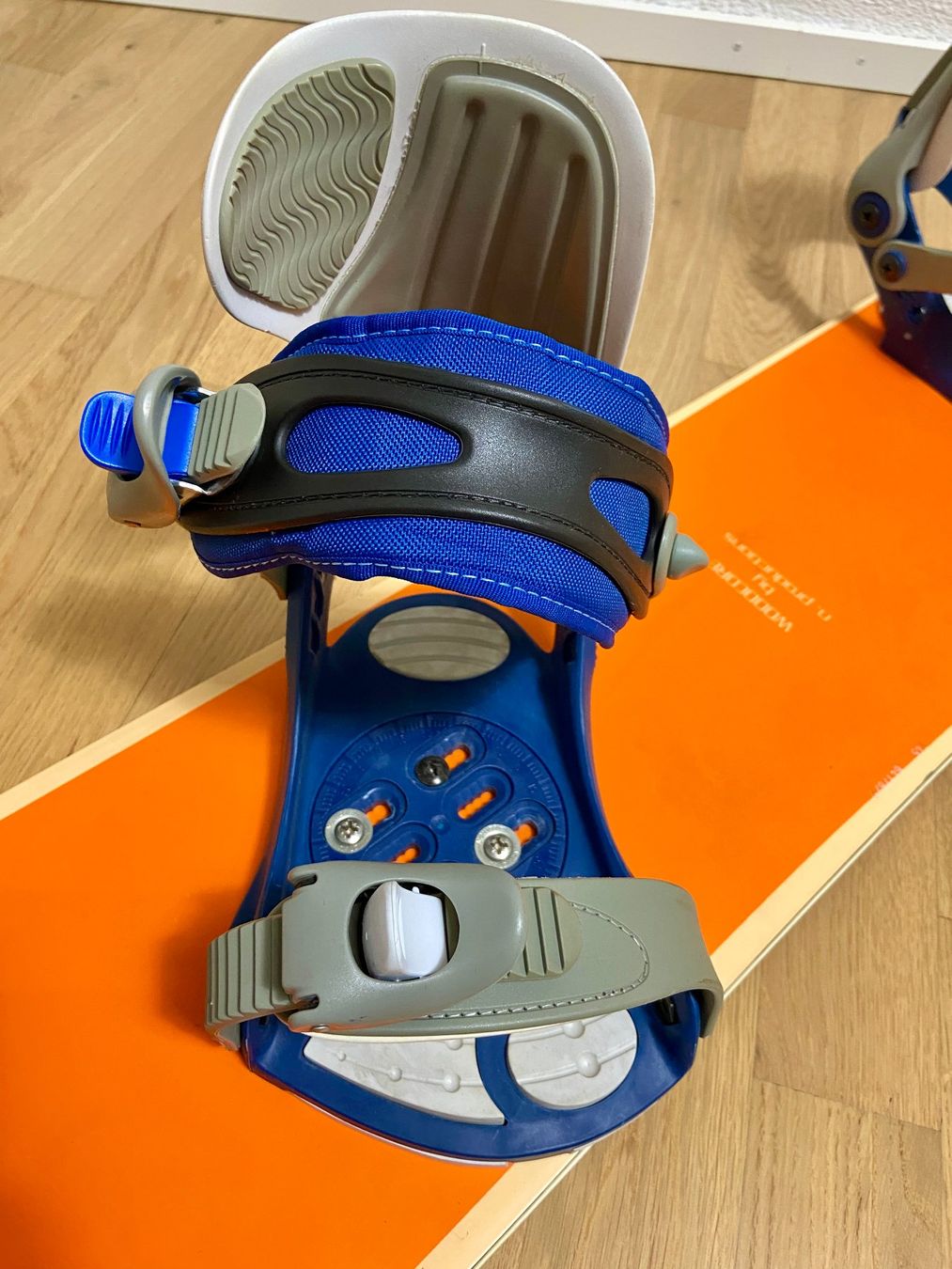Board: Snowboard "Gothic" mit Salomon-Bindung – Usato da Herisau venduto da Sterod 3