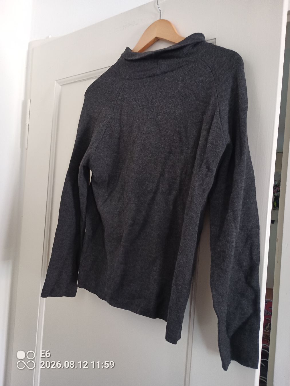 Pulls & Sweat-shirts: Grauer Pullover mit Kordel  – D'occasion à Zürich par Mitzi6 1